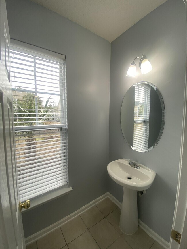 Foto del edificio - 421 Emerson Dr