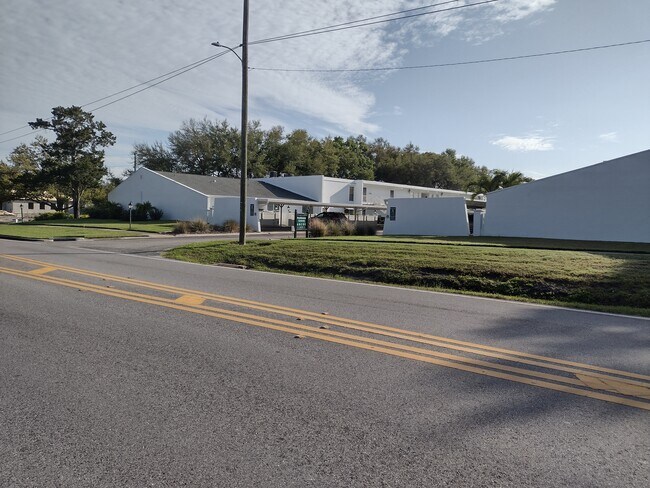 Foto del edificio - 1655 S Highland Ave