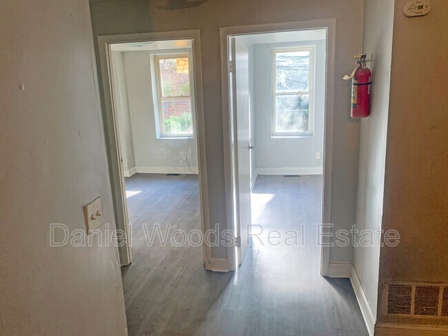 Building Photo - 1004 S 52nd St