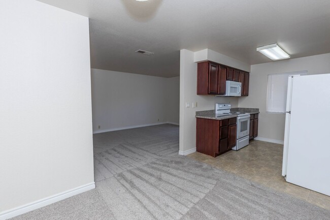 Building Photo - Charming 1-Bedroom Condo in Guard-Gated Be...