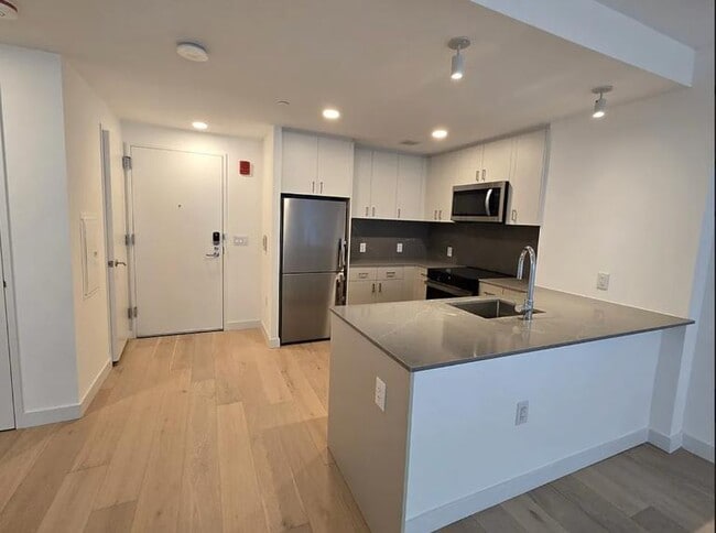 Building Photo - 0 bedroom in LONG ISLAND CITY NY 11101