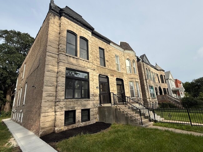 Building Photo - 7626 S Normal Ave