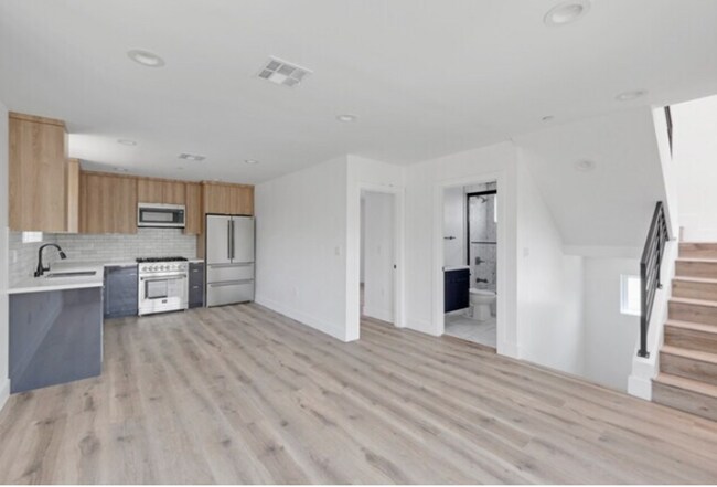 Building Photo - Newer Townhouse Available!