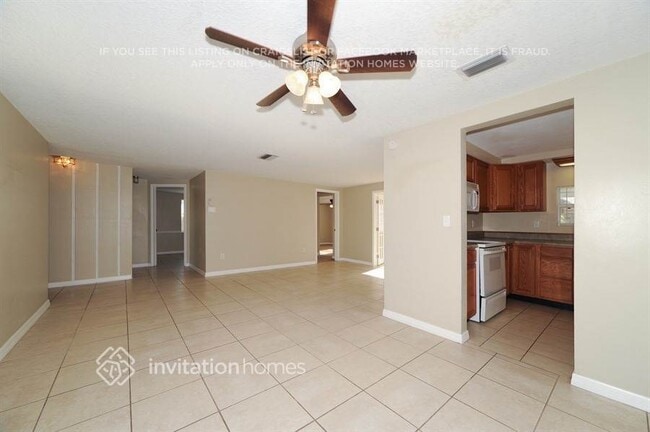 Building Photo - 3910 Glissade Dr