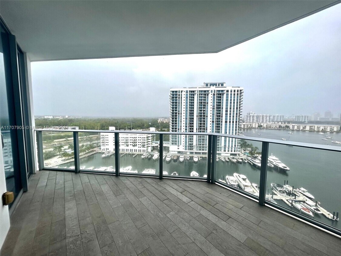 Foto principal - 17111 Biscayne Blvd