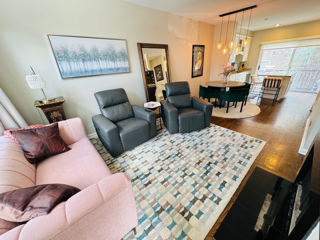 Spacious 3 Bedroom Townhouse - Spacious 3 Bedroom Townhouse