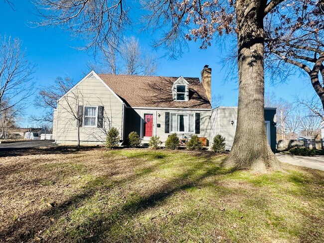 Building Photo - {8520} Charming Four Bedroom in Fantastic Location + Two Main Floor Bedrooms + Hardwood Floors + ...