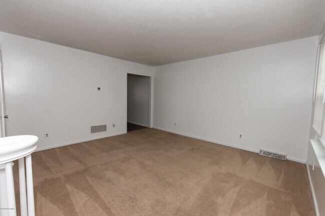 Building Photo - 327 Richlands Ave