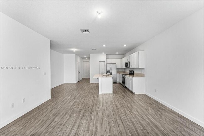 Foto del edificio - 4612 Hollister Ave