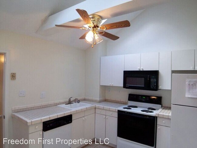 Building Photo - 2 br, 1.5 bath House - 108 N Mulberry St