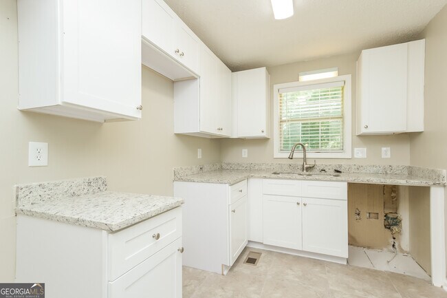 Foto del edificio - 219 Hampton Dr