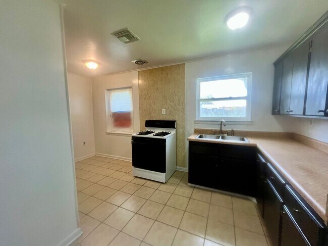 Foto del edificio - 240 Azalea Dr