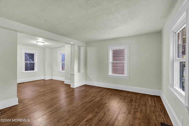 Building Photo - 303 Comstock St