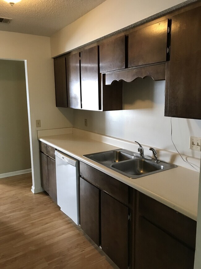 Foto del edificio - Spacious 3-Bedroom Home with Fenced Yard -...
