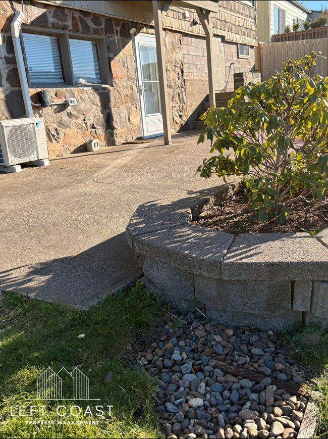 Foto del edificio - 1637 NE Oar Ave