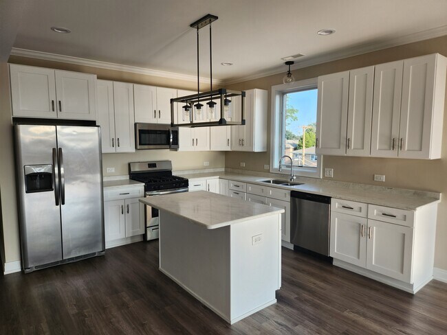 Cocina - Large 2 Bedroom Apartment with Heated Garage