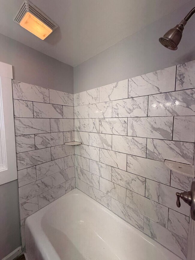 Building Photo - Gorgeous fully renovated 3 br house!