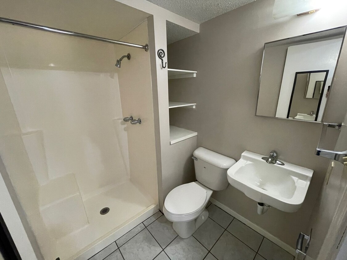 Foto principal - Studio apartment 1/2 block from campus. Av...