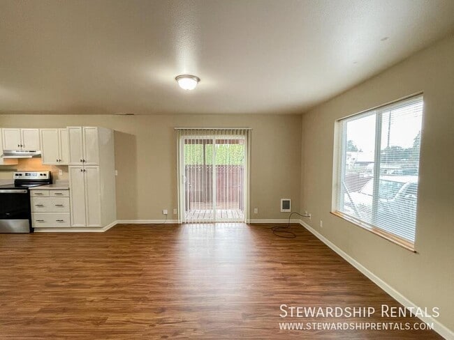 Building Photo - 720 Deal St