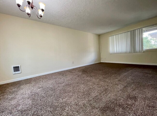 Foto del edificio - Montavilla 2 Bedroom Upstairs Apartment w/ A/C and Off Street Parking~ PETS WELCOME! 95 Walksco