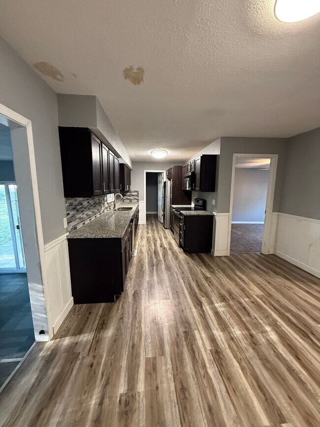 Foto del edificio - 4 bedroom/2 bath house