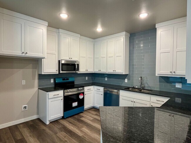 Foto del edificio - Large 1 Bed, 1 Bath in Beautifully Well-Maintained Neighborhood!! New Construction!!