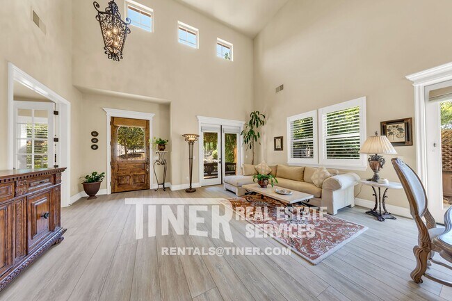 Building Photo - Stunning 4 bedroom, 3.5 bathroom home in E...