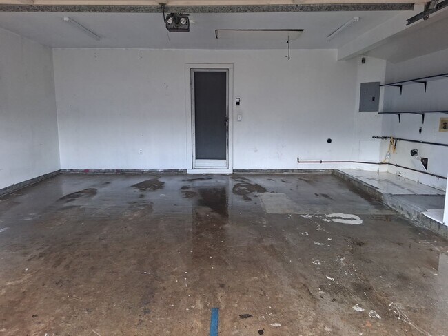 Building Photo - 3 bdroom, 2.5 bath