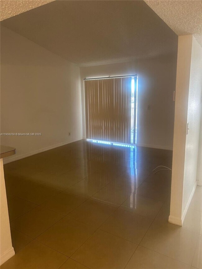 Foto del edificio - 3995 W McNab Rd