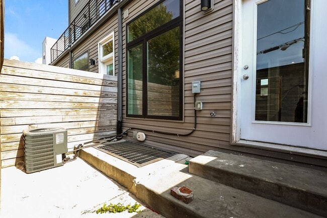 Building Photo - 2106 N Percy St