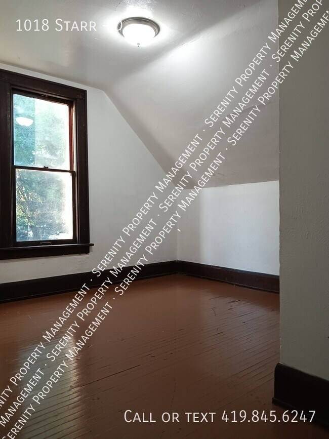 Building Photo - Move in Special! Charming One Bed Apartmen...