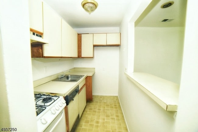 Building Photo - 403 Orchard Meadows Dr S