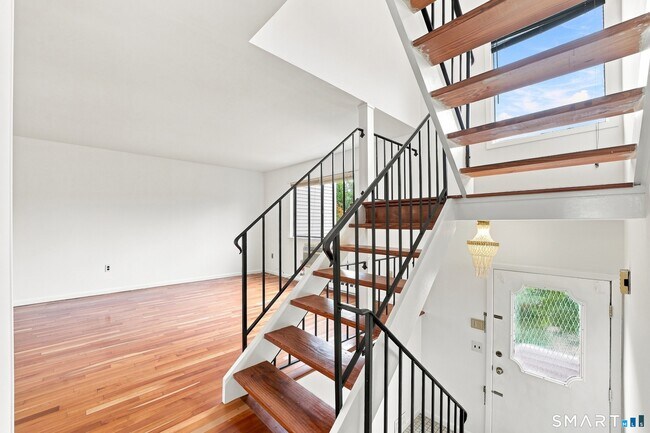 Foto del edificio - 50 Alvord Ln