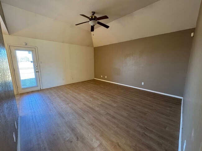 Foto del edificio - 3411 Warfield Dr