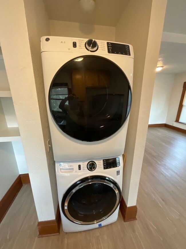 Interior Photo - 2110 Grove