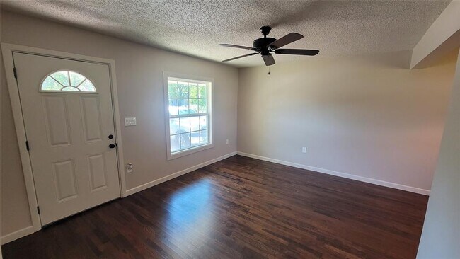 Foto del edificio - 1709 Crestridge Dr