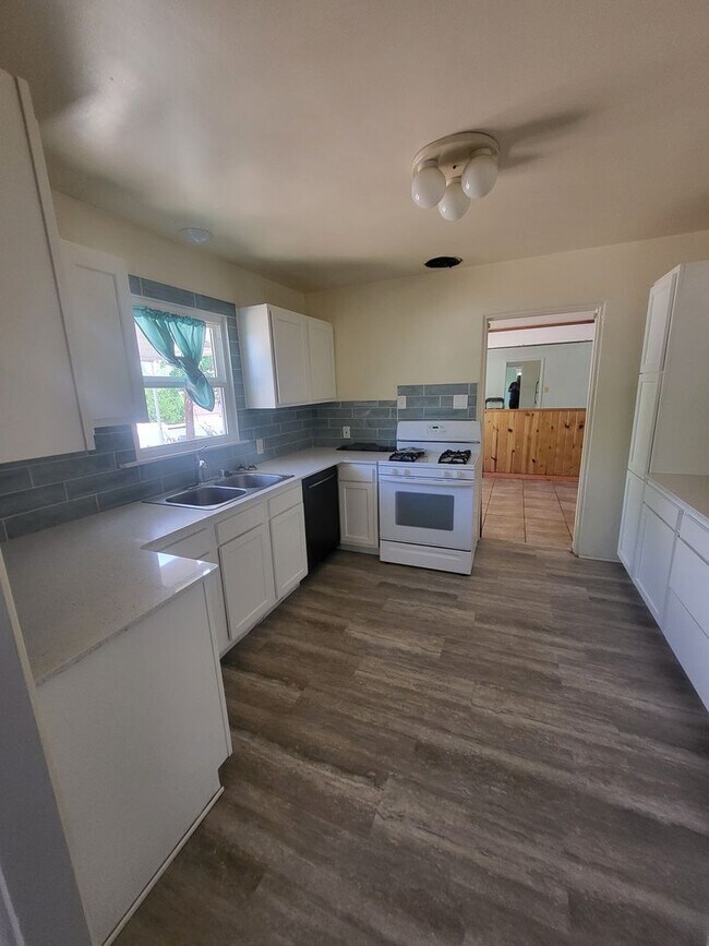Foto del edificio - Cute Quiet  2 bedroom 1 Bath 1100/SF Home
