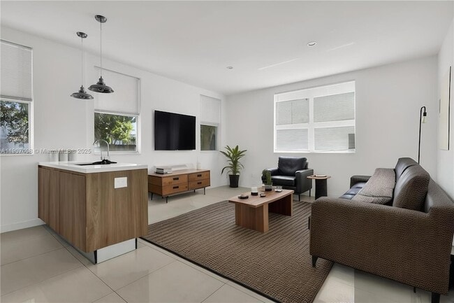 Building Photo - 924 Marseille Dr