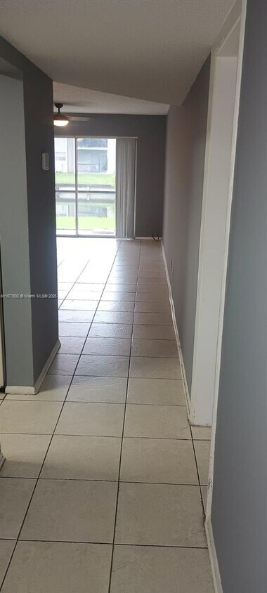 Foto del edificio - 8040 N Colony Cir
