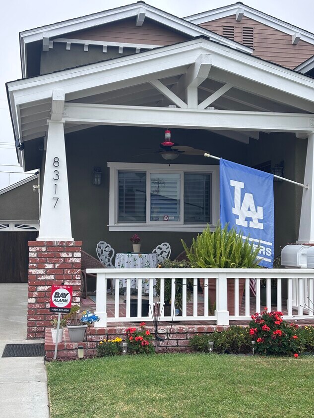 This is. A adu in the back-837 - 8315 Kenyon Ave