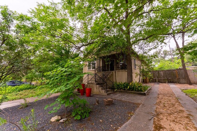 Foto del edificio - Charming & Updated 1930’s 3 Bed/2 Bath Bun...
