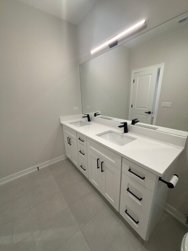 Foto del edificio - 6853 W Belmont Ave