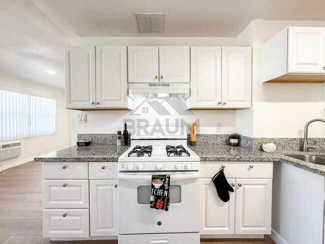 Foto del edificio - 7339 Woodman Ave