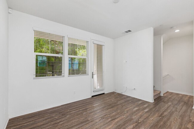 Building Photo - Available now! Beautiful 2 bedroom 2.5 bat...