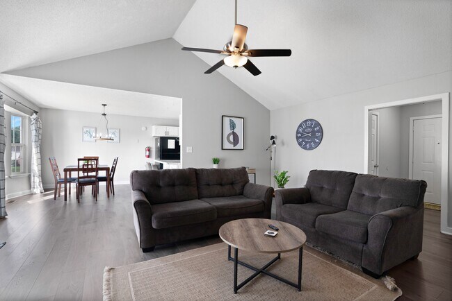 Building Photo - 590 Flower Dr