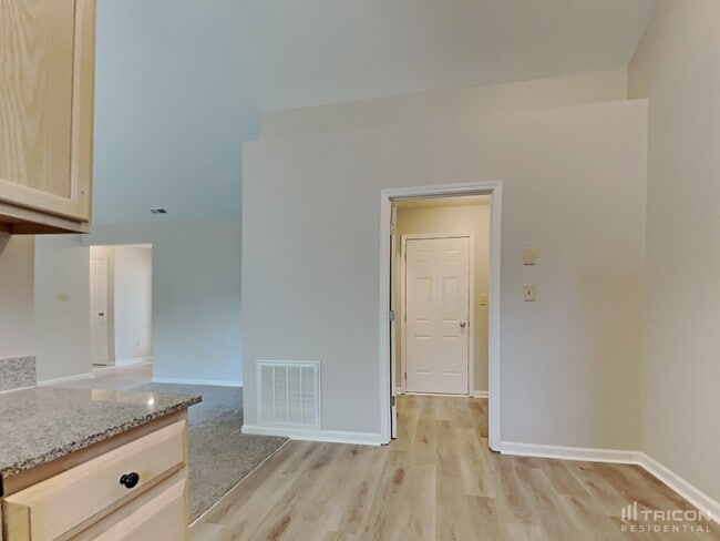 Building Photo - 15037 Oak Rd