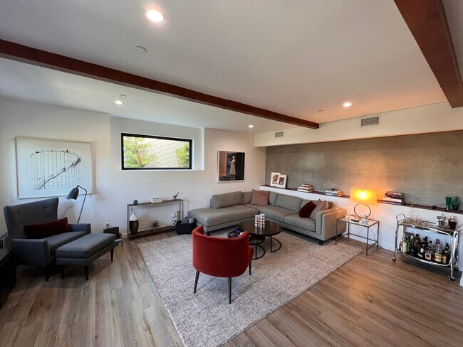 Foto del edificio - 1685 Redesdale Ave