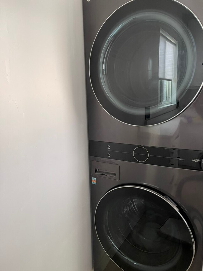 Efficient washer and fast dryer - 5645 Auckland Ave