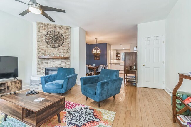 Building Photo - Lovely 2 BR+Den/1.5 BA Townhome in Kingman...