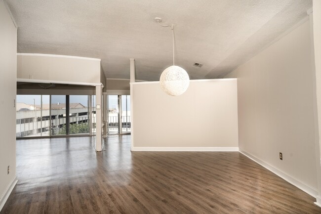 Building Photo - 823 S Water St